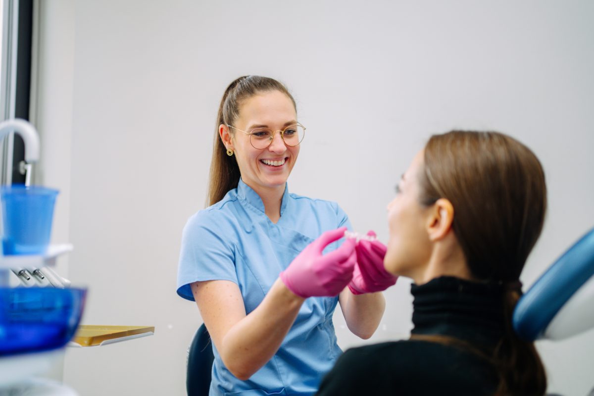 neviditeľný strojček na zuby invisalign ortodoncia